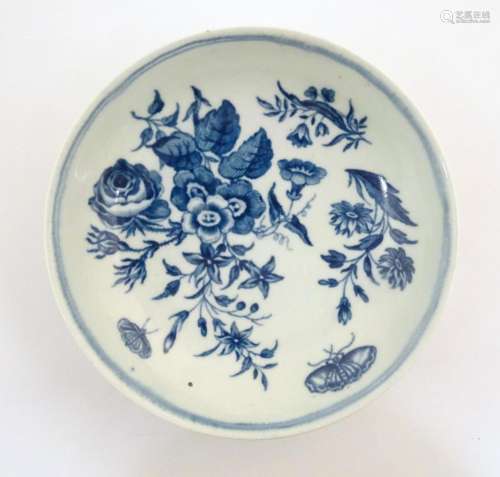 A Worcester blue and white saucer decorated with f…