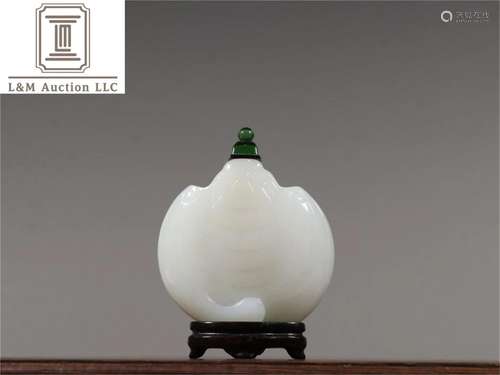 A Chinese Carved Jade Snuff Bottle