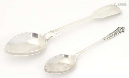 A silver Fiddle pattern teaspoon, hallmarked Exete…
