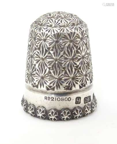 A Victorian silver thimble hallmarked Chester 189…