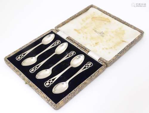 A cased set of teaspoons with open work detail to …