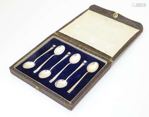 A cased set of 6 silver teaspoons with lip/hook ha…