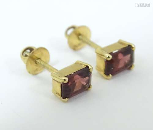 A pair of 14ct gold stud earrings set with garnets…