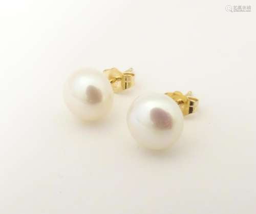 A pair of 14ct gold pearl stud earrings approx 1/4…
