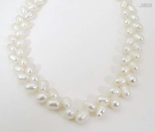 A pearl necklace with 9ct gold clasp. Approx. 16" …