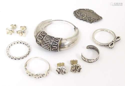 A quantity of assorted silver jewellery to include…