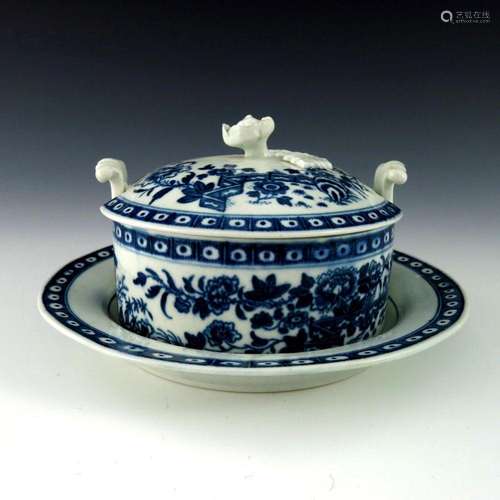 A Worcester blue and white butter tub, c