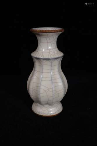 A Ge Type White Glazed Porcelain Vase