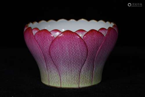 A Famille Rose Lotus Flower Patterm Porcelain Bowl