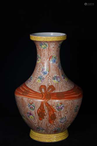 A Famille Rose Wood Pattern Porcelain Vase