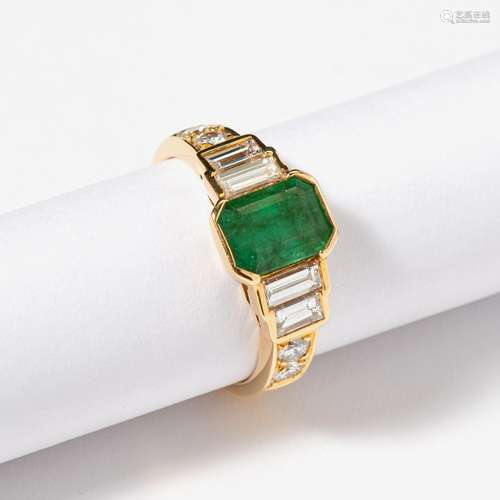 AN 18 CARAT YELLOW GOLD, EMERALD AND DIAMOND RING