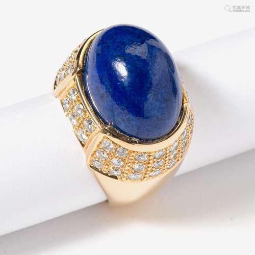 A 14 CARAT GOLD LAPIS LAZULI COCKTAIL RING