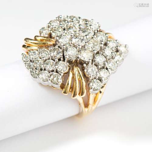 A 14 CARAT WHITE AND YELLOW GOLD DIAMOND RING