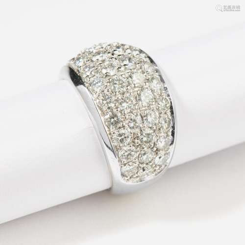 AN 18 CARAT WHITE GOLD AND DIAMOND BOULE RING