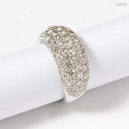 AN 18 CARAT WHITE GOLD AND DIAMOND BOULE RING