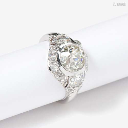 AN 18 CARAT WHITE GOLD DIAMOND SOLITAIRE CLUSTER RING