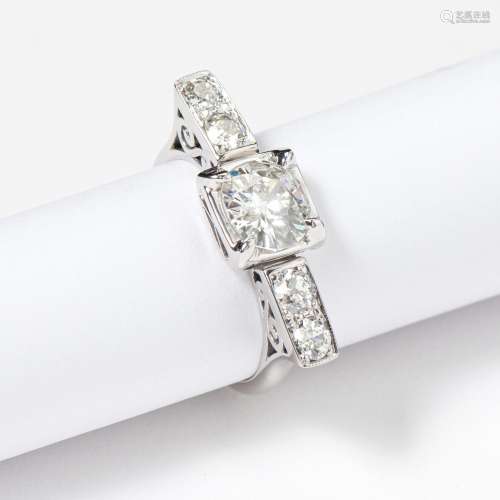 AN 18 CARAT WHITE GOLD PLATINUM AND DIAMOND FIVE STONE RING
