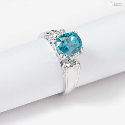 A 14 CARAT WHITE GOLD DIAMOND AND NATURAL ZIRCON RING