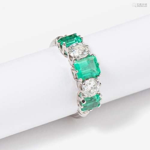 AN 18 CARAT WHITE GOLD, EMERALD AND DIAMOND FIVE STONE RING