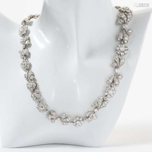 AN EXCEPTIONAL 14 CARAT WHITE GOLD AND DIAMOND NECKLACE