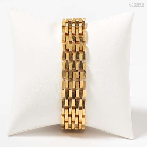 AN 18 CARAT GOLD FLAT LINK BRACELET