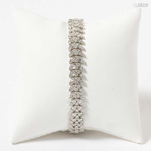 AN 18 CARAT WHITE GOLD AND DIAMOND FANCY LINE BRACELET