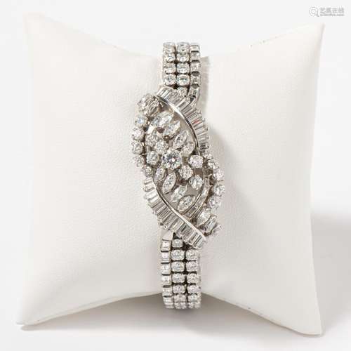 AN 18 CARAT WHITE GOLD DIAMOND BRACELET