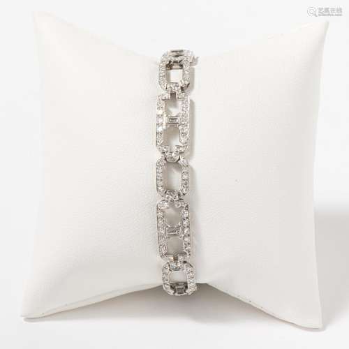 AN ART DECO PLATINUM DIAMOND BRACELET