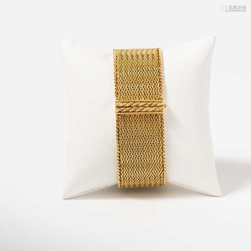 AN 18 CARAT GOLD BRACELET