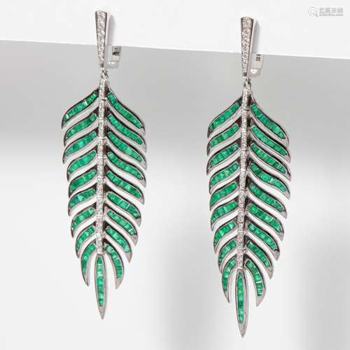 A PAIR OF 18 CARAT WHITE GOLD AND EMERALD PALM LEAF EARRINGS