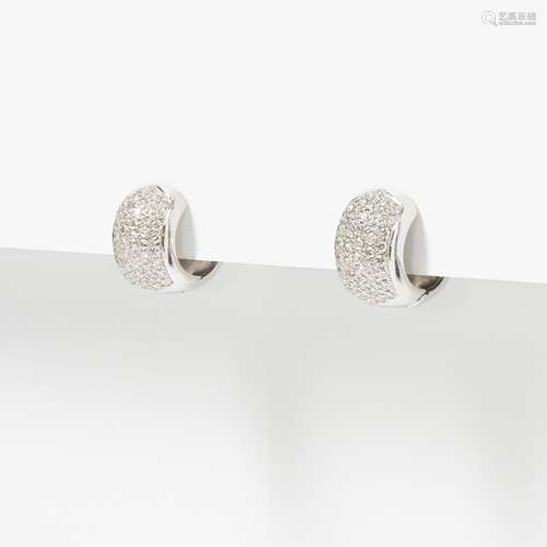 A PAIR OF 18 CARAT WHITE GOLD AND DIAMOND EARRINGS