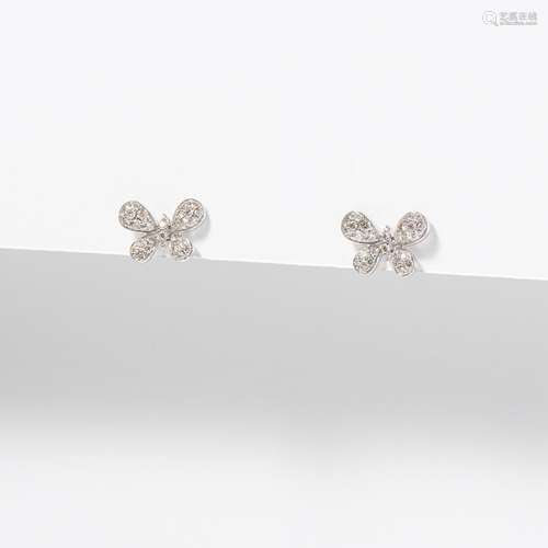 A PAIR OF 18 CARAT WHITE GOLD AND DIAMOND EARSTUDS