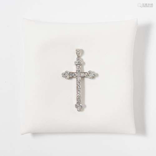 AN 18 CARAT WHITE GOLD AND DIAMOND PENDANT CROSS