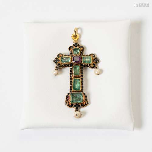 AN 18 CARAT YELLOW GOLD AND EMERALD CHRISTIAN CROSS