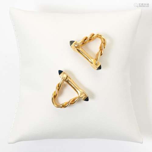 A PAIR OF 18 CARAT GOLD CUFFLINKS