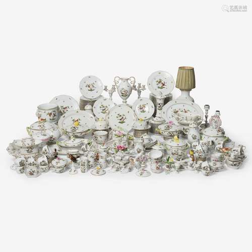 AN EXTENSIVE HEREND PORCELAIN 'ROTHSCHILD BIRD' DI...