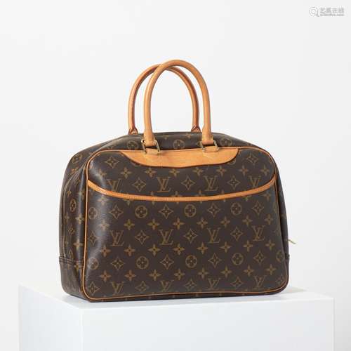 A LOUIS VUITTON MONOGRAM COATED CANVAS DEAUVILLE BAG