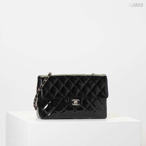 A CHANEL BLACK PATENT LEATHER MEDIUM CLASSIC SINGLE FLAP BAG