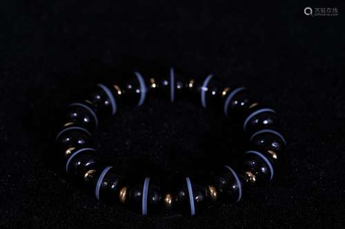 A Dzi Agate Bead Bracelet