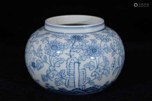 A Blue And White Flower Pattern Porcelain Pot