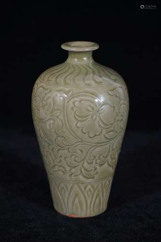 A Flower Pattern Porcelain Plum Vase