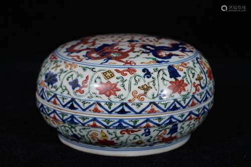 A Wucai Dragon Pattern Porcelain Lid Box