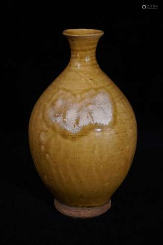 A Shao Kiln Yellow Glaze Porcelain Vase