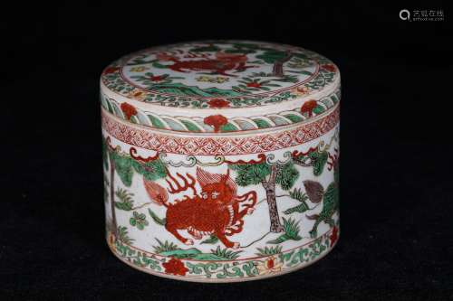 A Wucai Kirin Pattern Porcelain Box