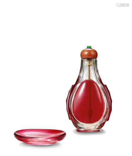 十八世纪 透明地套红玻璃出脊鼻烟壶暨烟碟 二件一组
