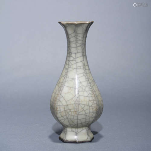 Ge Type Ice Crackle Lobed Vase