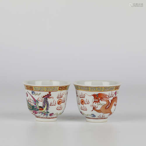 A pair of Chinese porcelain bowls with dragon and phoenix pa...