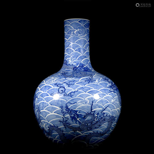 A blue and white 'dragon' globular vase