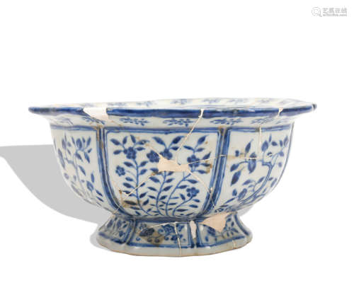 A blue and white 'floral' bowl