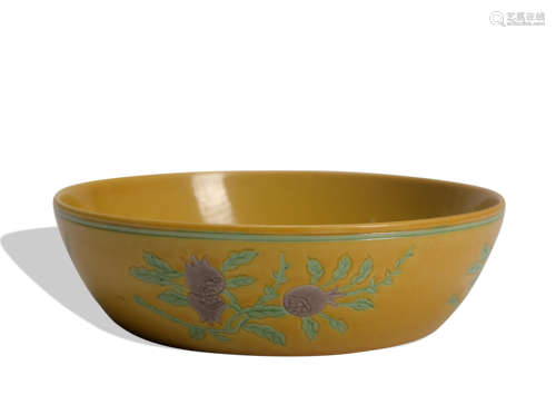 A yellow ground 'floral' dish